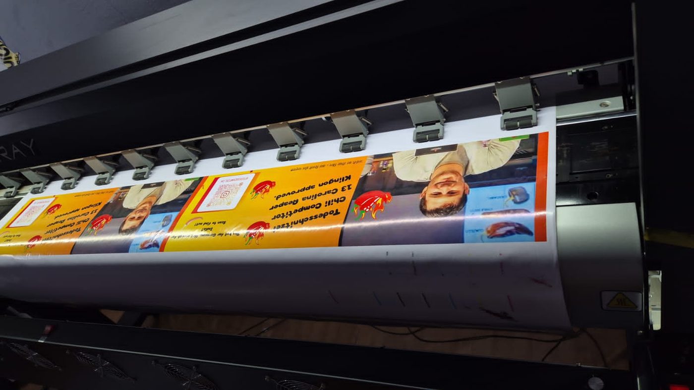 Das Todesschnitzel-Banner frisch aus dem Grossformatdruck