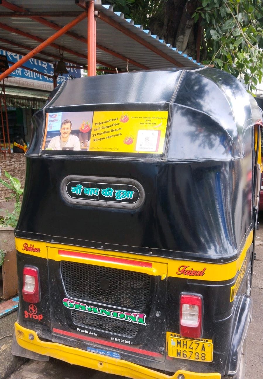 Todesschnitzel-Banner montiert auf einer Rikscha in Mumbai